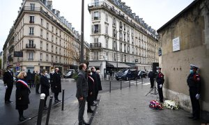 La alcaldesa de París, Anne Hidalgo (CL), el primer ministro francés Jean Castex (CR), el ministro del Interior francés, Gerald Darmanin (segunda fila, C) y el ministro de Justicia francés, Eric Dupond-Moretti (segunda fila, R) rinden homenaje fuera de Le