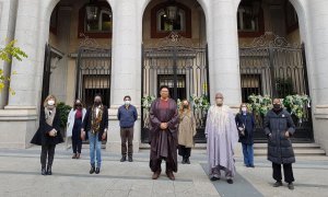 Minuto de silencio en las puertas del Ministerio de Igualdad en memoria de Lucrecia Pérez Matos.