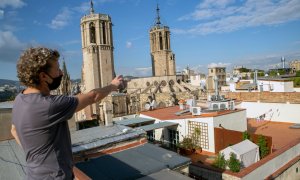 Carles Mallol, veí del carrer del Bisbe, acudea comprar a Santa Caterina, travessant un Pla de la Seu desconegut.