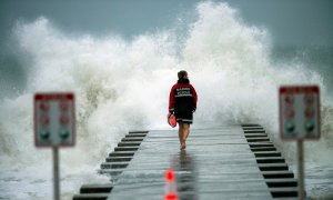 Un guardacostas vigila el muelle de Florida durante una de las tormentas originadas por Eta.