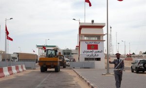 Palas excavadoras que vienen de desalojar los obstáculos puestos hasta ayer por el Frente Polisario. La frontera de Guerguerat, en el extremo sur del Sáhara Occidental, está abierta al tráfico después de que ayer el ejército marroquí desalojara a manifest