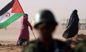 Una mujer saharaui sostiene una bandera del Frente Polisario durante una ceremonia para conmemorar 40 años después de que el Frente proclamara la República Árabe Saharaui Democrática (RASD). Foto de archivo tomada el 27 de febrero de 2016