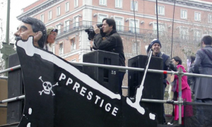 El barco de Nunca Máis en la manifestación de Madrid el 23 de febrero de 2003.