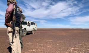 Soldados saharauis patrullan en las "zonas liberadas" del desierto próximas al muro de separación con Marruecos.