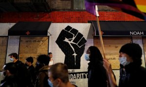 Manifestantes participan en una manifestación de Black Lives Matter en Manhattan, Nueva York, Estados Unidos, el 5 de noviembre de 2020.