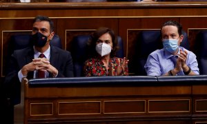 11/11/2020.- El presidente del Gobierno, Pedro Sánchez (i), junto con la vicepresidenta primera Carmen Calvo (c) y el vicepresidente segundo, Pablo Iglesias (d) durante el pleno del Congreso este miércoles donde se debaten las enmiendas al proyecto de Pre