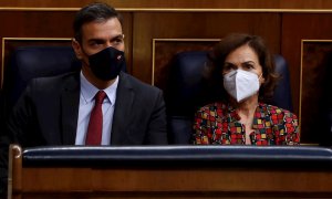 11/11/2020.- El presidente del Gobierno, Pedro Sánchez, y la vicepresidenta primera, Carmen Calvo, durante el Pleno del Congreso que debate este miércoles el proyecto de ley de presupuestos generales del Estado para 2021 que defiende la ministra de Hacien