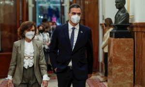 El presidente del Gobierno, Pedro Sánchez, y la vicepresidenta primera, Carmen Calvo, a su llegada a la sesión de control al Ejecutivo, este miércoles en el Congreso.