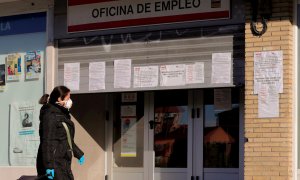 Una mujer pasa ante una oficina de empleo en Madrid, en una imagen de archivo.