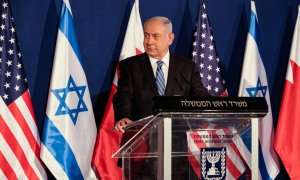 El primer ministro israelí, Benjamin Netanyahu, observa durante una conferencia de prensa con el secretario de Estado de los EEUU, Mike Pompeo, y el ministro de Relaciones Exteriores de Bahrein, Abdullatif Al Zayani, durante su reunión en Jerusalén.