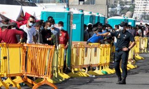 Migrantes en el muelle de Arguineguín, Gran Canaria.