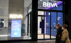 Una pareja pasa frente a una oficina del BBVA, en Bilbao. EFE/LUIS TEJIDO