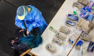 Personal sanitario realiza test de antígenos en el Palacio de Congresos Riojaforum de Logroño.