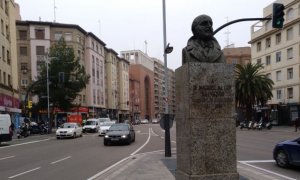 : El busto de Miguel Allué Salvador, presidente de la Diputación de Zaragoza desde un mes después de empezar la guerra civil hasta un año después de terminar, sigue en la avenida Goya de la capital aragonesa