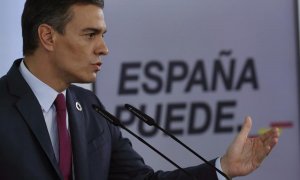 El presidente del Gobierno, Pedro Sánchez, en rueda de prensa ofrecida esta tarde en el Palacio de La Moncloa tras participar en la cumbre telemática del G20 organizada por Arabia Saudí.