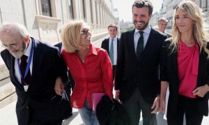 El escritor Álvaro Pombo, unto a la exlíder de UpyD, Rosa Díez, el presidente del PP, Pablo Casado, y la exportavoz popular en el Congreso Cayetana Álvarez de Toledo.