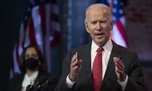 El presidente electo de EE.UU., Joe Biden, habla después de una reunión con gobernadores en Wilmington.