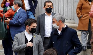 25/11/2020.- El portavoz de ERC Gabriel Rufián (i), y el portavoz de EH Bildu, Oskar Matute (d), hoy miércoles en el Congreso de los Diputados, durante el minuto de silencio el día que se celebra en todo el mundo el "Día Internacional de la eliminación de