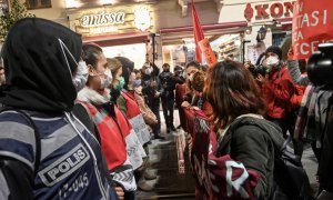 Agentes de Policía bloquean la avenida Istiklal, la principal calle comercial de Estambul, mientras se paran frente a las mujeres que marchan durante una manifestación con motivo del Día Internacional para la Eliminación de la Violencia contra la Mujer.