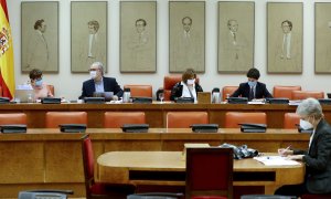 25/11/2020.- El diputado socialista Guillermo Antonio Meijón (2i) y la diputada de Unidas Podemos Pilar Garrido (2d) durante la comisión de Presupuestos celebrada, este miércoles, en el Congreso. EFE/ Ballesteros