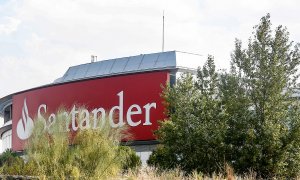 Cartel del Banco Santander en uno de los edificios de la Ciudad Financiera del grupo, en la localidad madrileña de Boadilla del Monte. E.P./Ricardo Rubio