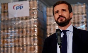 El líder del PP, Pablo Casado, durante una visita al Banco de Alimentos de Reus.