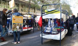 La protesta del sector del lleure educatiu davant la seu de la Direcció General de la Joventut.