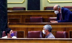 30/11/2020.- Los diputados de EH Bildu, Oskar Matute (d) y Mertxe Aizpurua (i) escuchan al diputado del Partido Regionalista de Cantabria, José María Mazón (arriba) antes del comienzo del pleno de Congreso este lunes que debate y vota las enmiendas al art