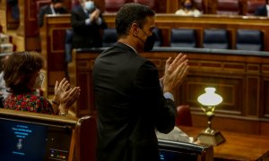 El presidente del Gobierno, Pedro Sánchez, aplaude desde su escaño el debate de totalidad del Proyecto de Presupuestos Generales del Estado para el año 2021, en el Congreso de los Diputados. E.P./R.Rubio.POOL