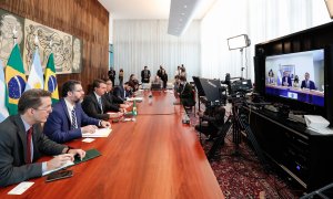 El presidente brasileño, Jair Bolsonaro, escuchando a Alberto Fernández en la videoconferencia de este lunes.