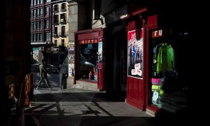 Tienda de souvenirs vacía en la Plaza Mayor de Madrid. Sin turistas, la plaza sufre las consecuencias de la crisis derivada de la pandemia.