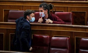 01/12/2020. El diputado de En Comú Podem Jaune Asens (i) conversa con el diputado de Unidas Podemos Alberto Rodríguez durante el pleno del Congreso de este martes en el que el proyecto de Presupuestos de 2021 continúa su tramitación de enmiendas, toda vez