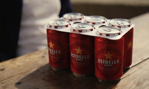 Latas de cerveza Estrella Damm agrupadas en el formato LatCub, de anillas de cartón biodegradable.