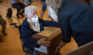 Paula de la Fuente recibe los restos de su padre Leoncio, asesinado en 1938, de manos de la consejera Ollo del Gobierno de Navarra.-