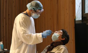 Una dona fent-se una prova amb test d'antígens al cribratge al recinte modernista de l'hospital Sant Pau de Barcelona.