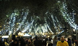 La Rambla de Barcelona, amb l'enllumenat de Nadal encès.