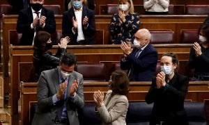 03/12/2020.- El presidente del Gobierno, Pedro Sánchez, aplaude la intervención de la portavoz socialista, Adriana Lastra, este jueves durante el pleno del Congreso con el que los Presupuestos de 2021 concluyen su trámite en la Cámara Baja y los acuerdos