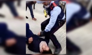 Un moment en el qual el Mosso d'Esquadra reudeix a la jove que estava patint un atac d'ansietat amb una taser.