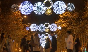 Barcelona ha dado este jueves la bienvenida a la campaña navideña con un espectáculo dirigido por Sol Picó llevado a cabo en la plaza del Born previo paso al encendido del alumbrado, al que este año se han destinado un 65 % más de recursos.