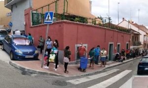 Una cola de vecinos para hacerse con alimentos este año en Alcobendas.