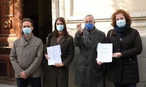 La portavoz de Más Madrid, Rita Maestre, y los concejales Paco Pérez, José Luis Nieto y  Esther Gómez han acudido al TSJM para presentar una demanda contra el traslado de residuos de la Mancomunidad del Este al Parque Tecnológico de Valdemingómez.