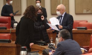 30/11/2020.- El secretario general del Grupo Socialista en el Congreso, Rafael Simancas, y la portavoz del PSOE en el Congreso, Adriana Lastra (c), charlan durante una Junta de Portavoces en la Cámara Baja.