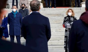 06/12/2020.- (De izq a der) La presidenta del Congreso, Meritxell Batet, junto al presidente del Gobierno, Pedro Sáncheaz (i), pronuncia un discurso durante en la celebración del cuadragésimo segundo aniversario de la Constitución este domingo en la esca