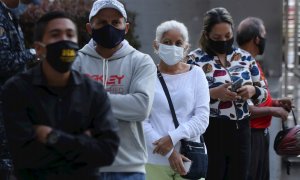 06/12/2020. Votantes hacen fila para ingresar al colegio Fermín Toro, centro electoral para civiles y militares, hoy en Caracas (Venezuela). - EFE