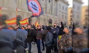 Imagen de la final de la manifestación de Vox en Barcelona, donde había banderas nazis.