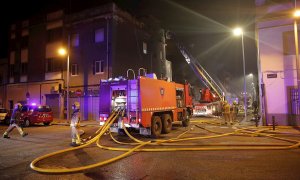 Una veintena de dotaciones de los Bomberos de la Generalitat trabajan en la extinción del incendio de una nave abandonada en la localidad barcelonesa de Badalona.