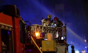 Una veintena de dotaciones de los Bomberos de la Generalitat hasn trabajado en la extinción del incendio.