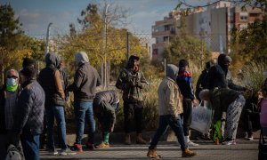 Migrantes afectados por el incendio de una nave en Badalona, en las inmediaciones del barrio de Gorg.