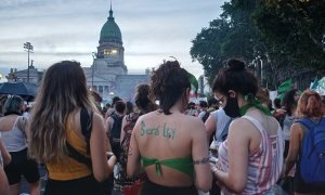 Mujeres de la marea verde en la manifestación frente al Congreso.