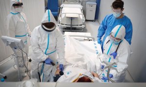 Sanitarios atienen a los primeros pacientes del hospital de emergencias Enfermera Isabel Zendal, inaugurado el 1 de diciembre, este viernes en Madrid.